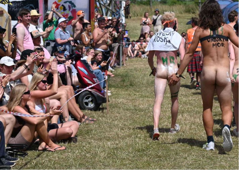 Голые девки на roskilde naked run festival