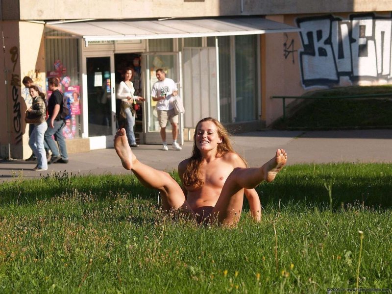Голые девушки в общественном месте