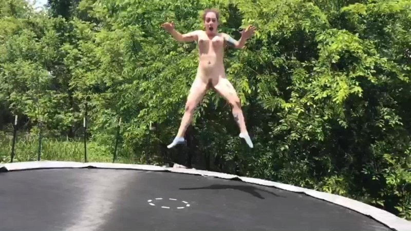 Девушка на батуте