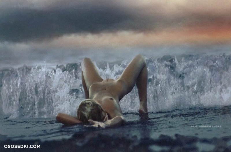 Голые женщины в воде