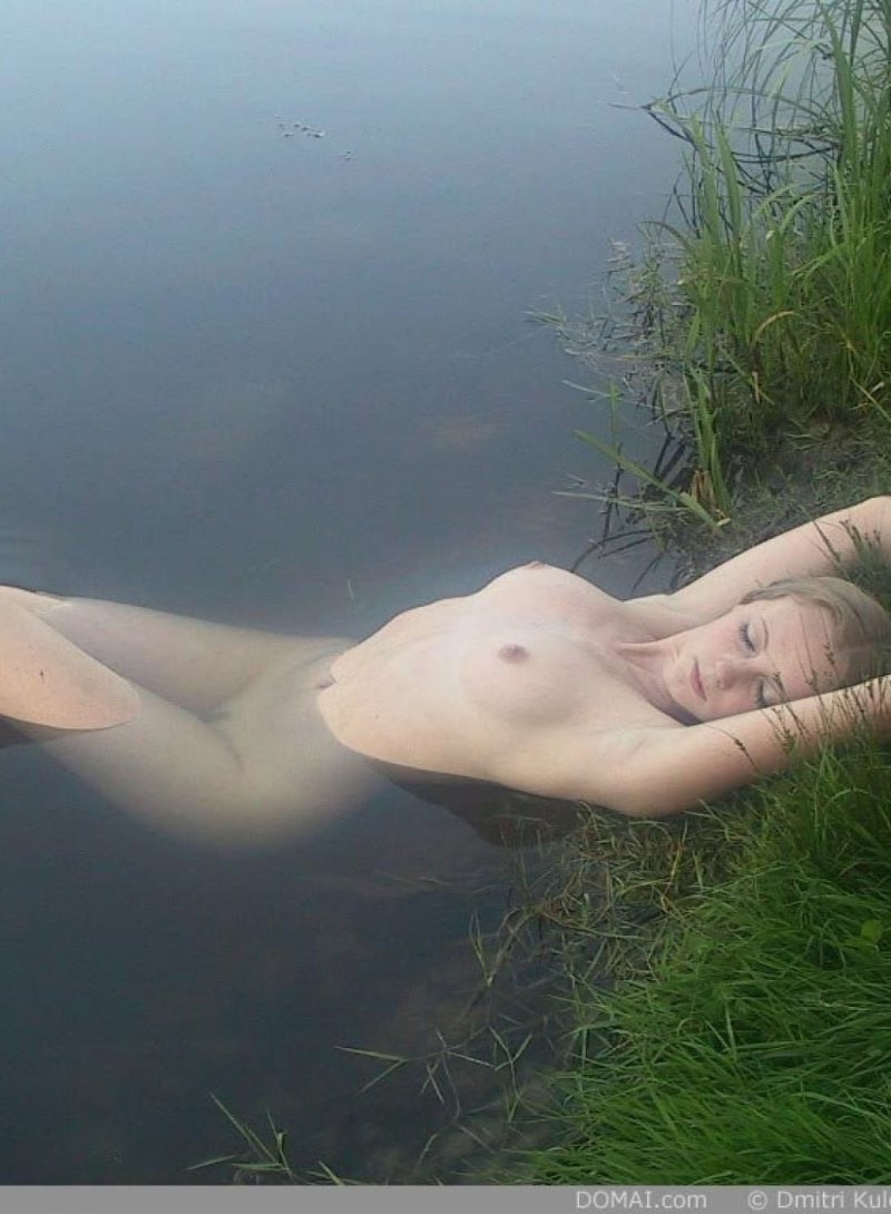 Девушка лежит в воде