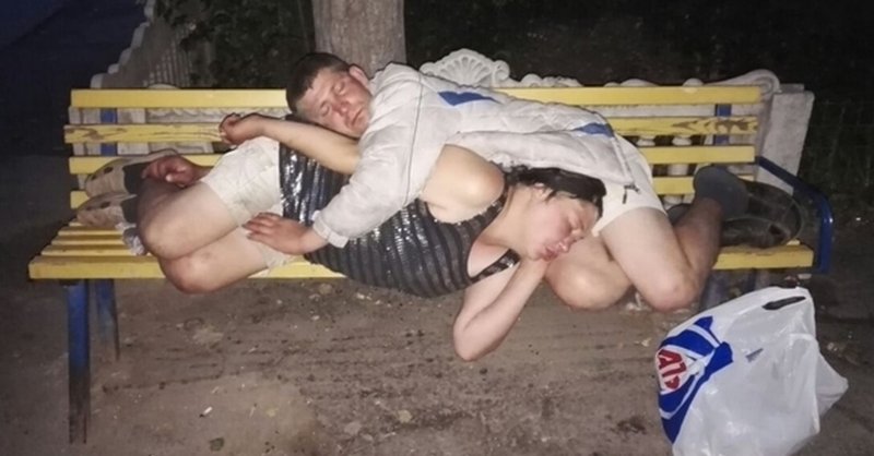 Пьяная женщина на улице