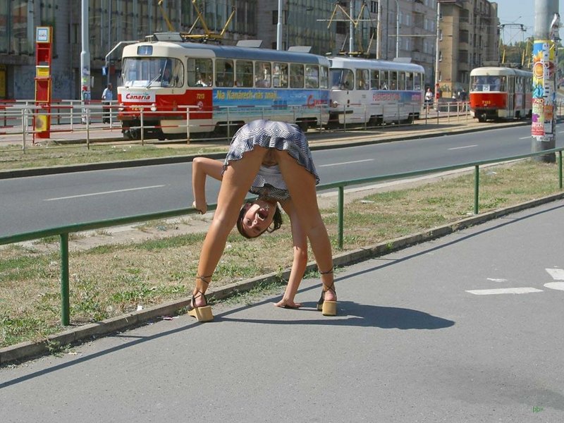 Девушки без трусов в городе