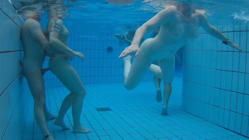 Голые женщины в бассейне