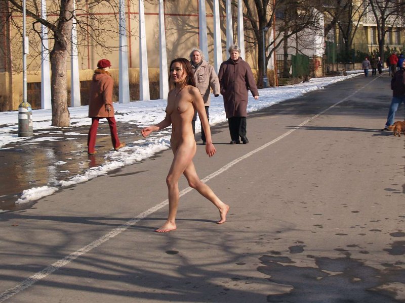 Голые по улице