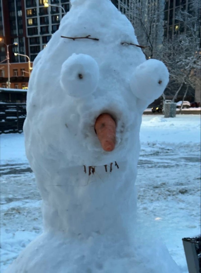 Снеговик красивый