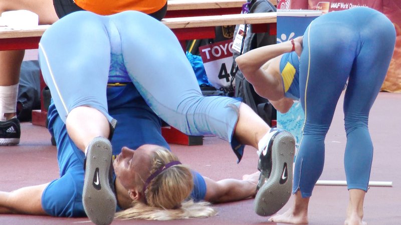 В спортивных лосинах без трусиков