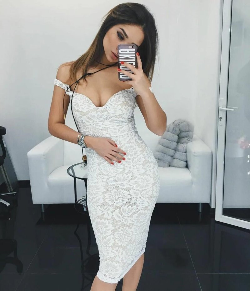 Алина акилова в платье