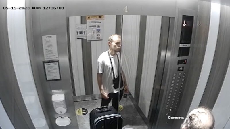 В лифте одна