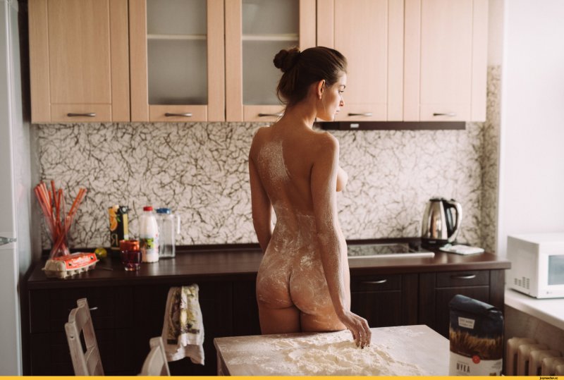 Красивые голые женщины на кухне