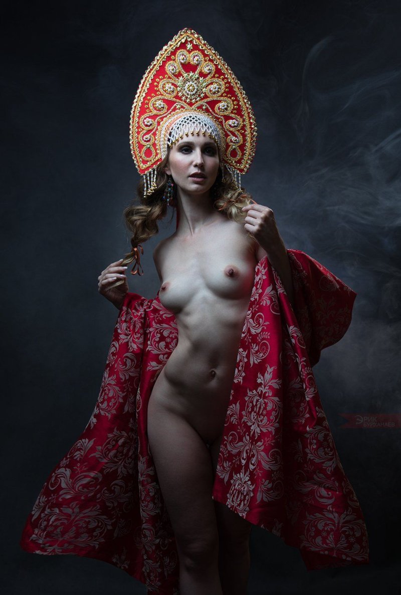 Голые женщины в кокошниках