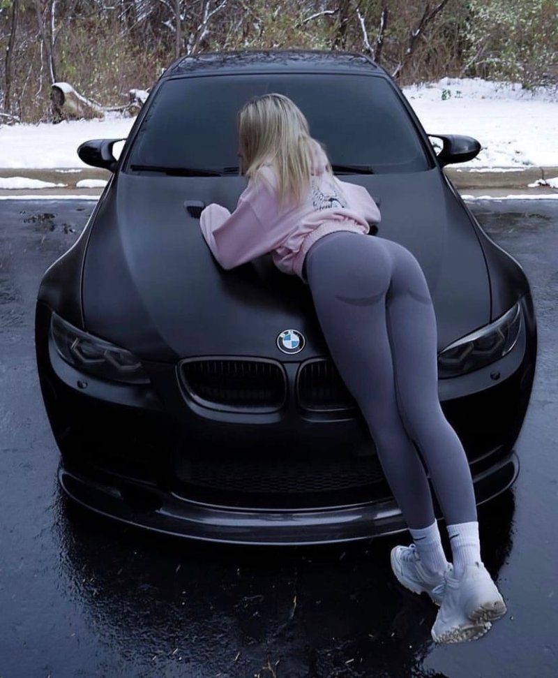 Автомобили и девушки в леггинсах