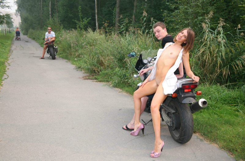 Девушки без трусов на мотоцикле