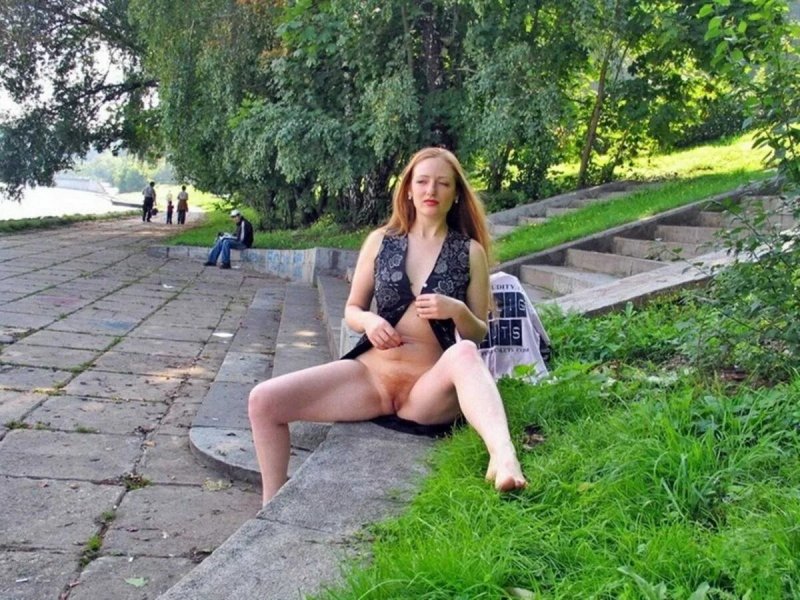 Девушки гуляют без трусов