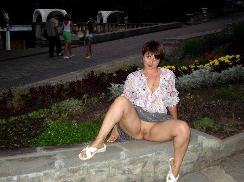 Зрелая женщина без трусов