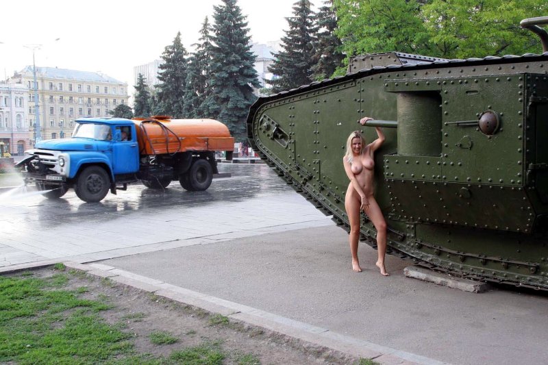 Голые красотки на танке