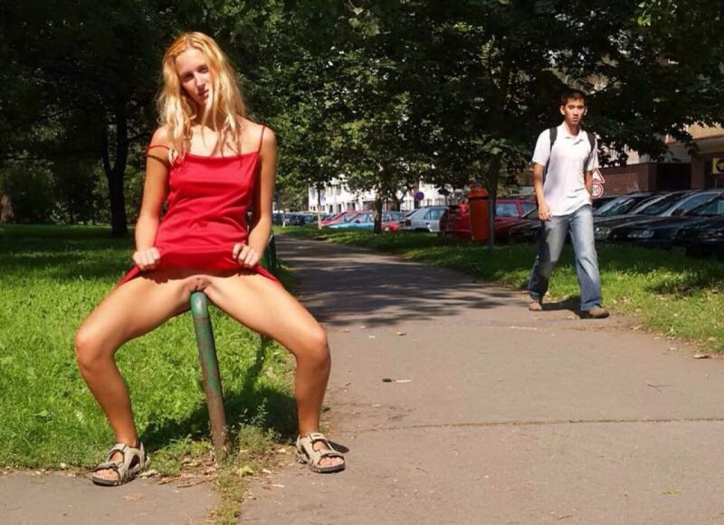 Девочки гуляют без трусиков