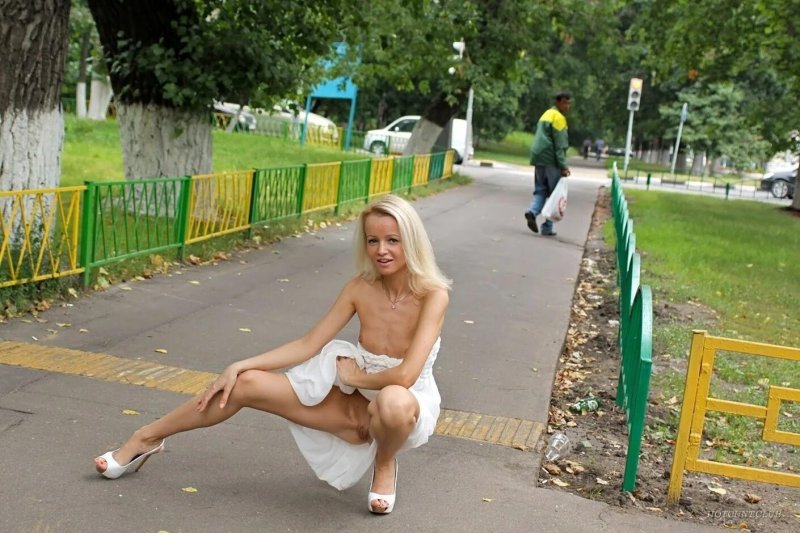 Девушки без трусов на улице