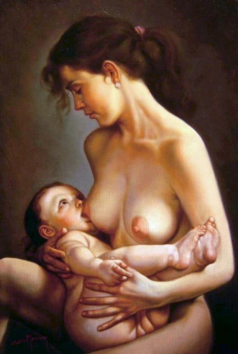 Голая кормит грудью