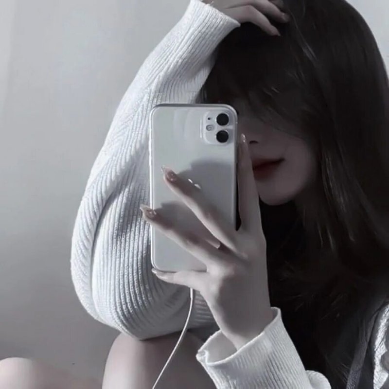 Девушки с айфоном