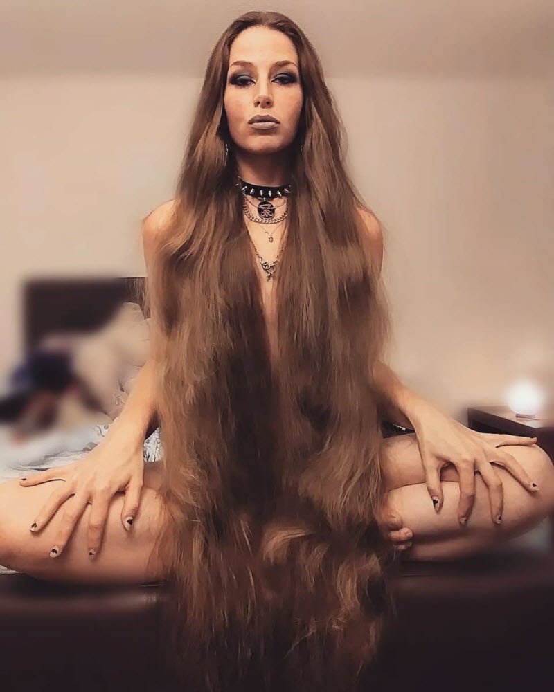 С длинными волосами
