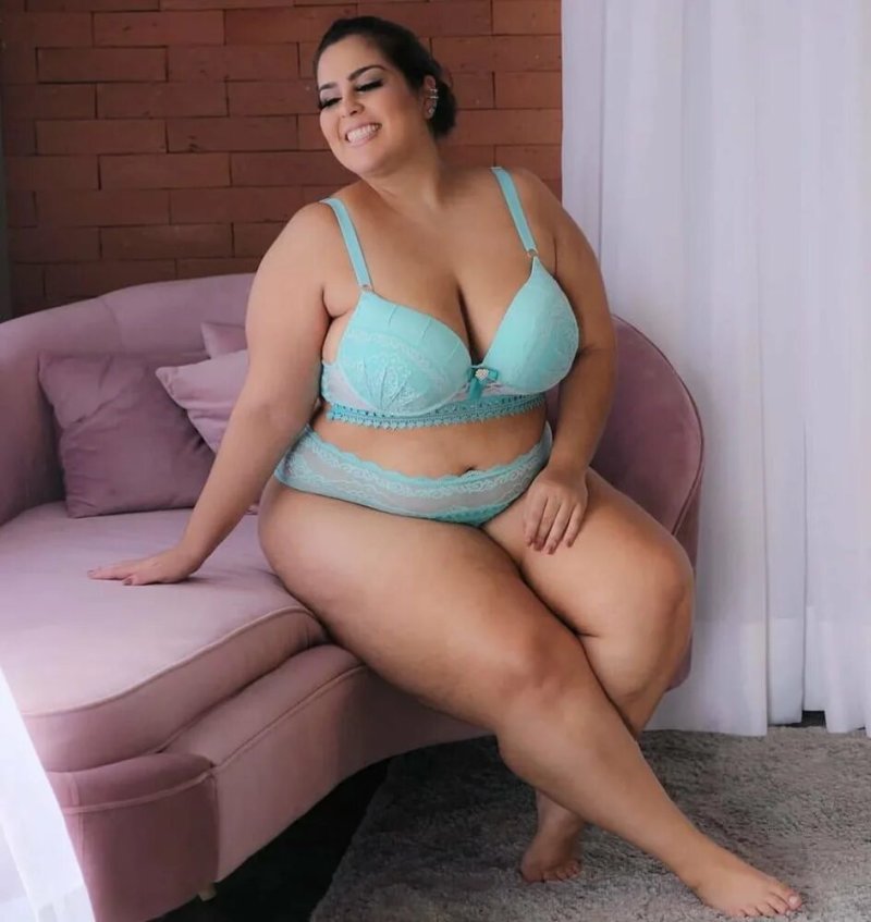 Plus size model mayara melo