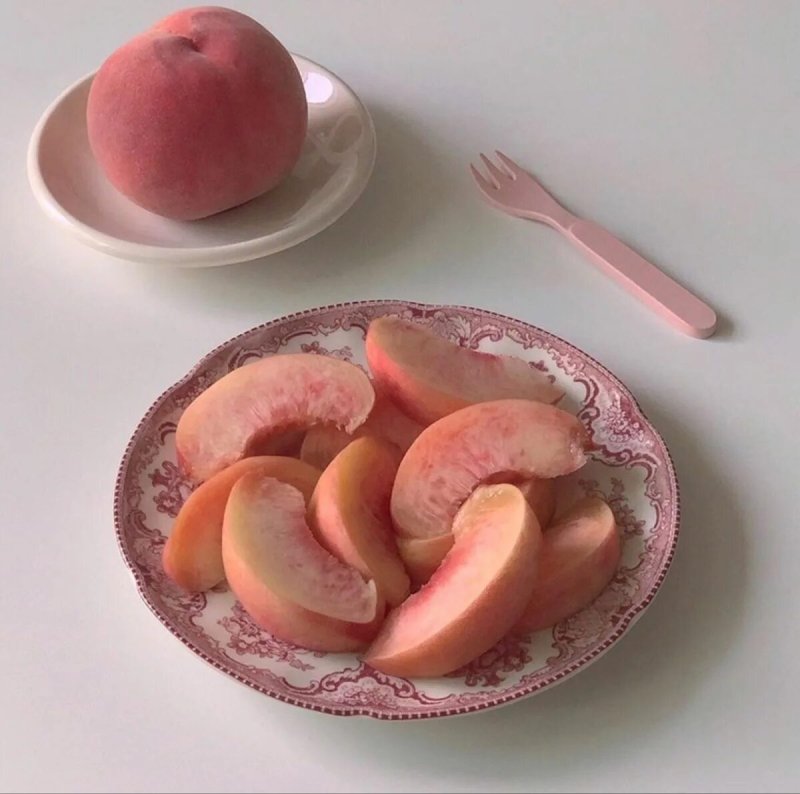 Розовые персики