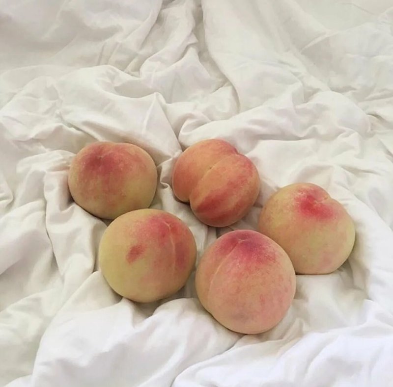 Розовые персики