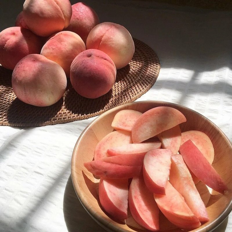Розовые персики