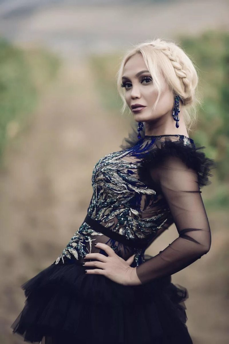 Певица нура