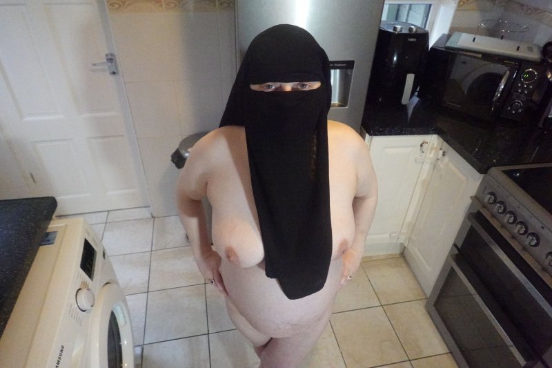 Эро фотосессия никаб грудь