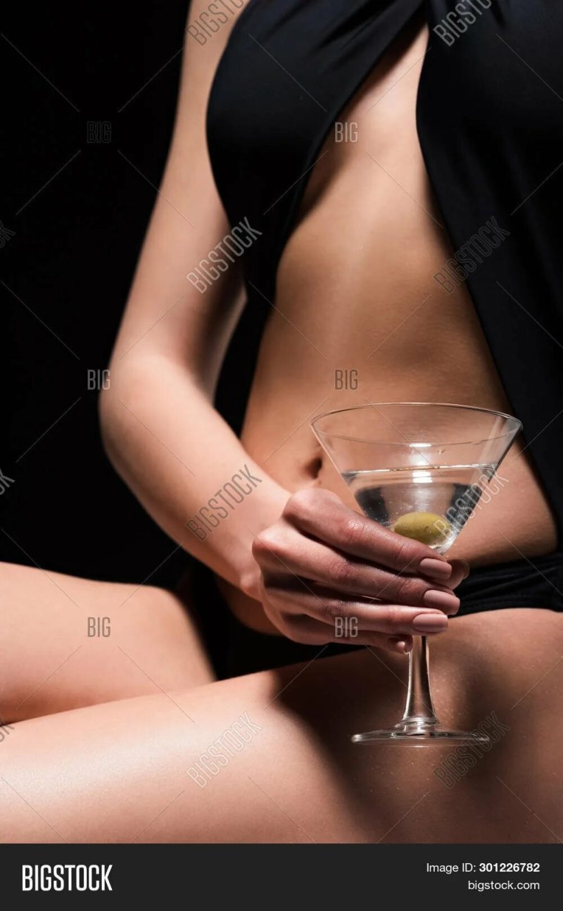Девушки с бокалами