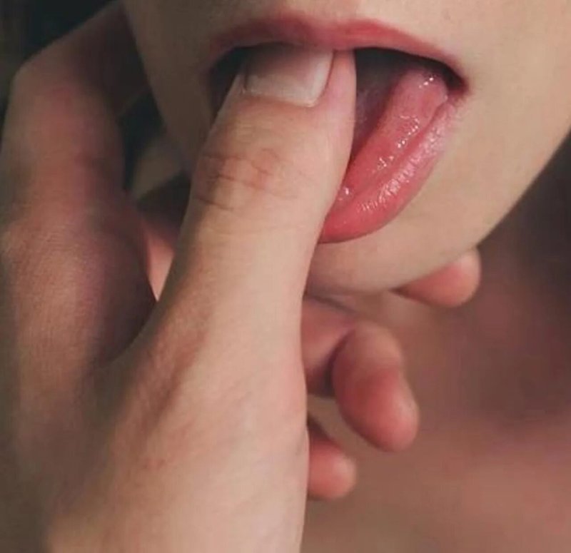 Палец во рту у девушки