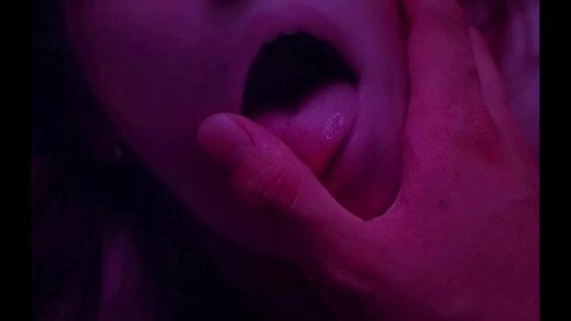 Палец во рту девушки