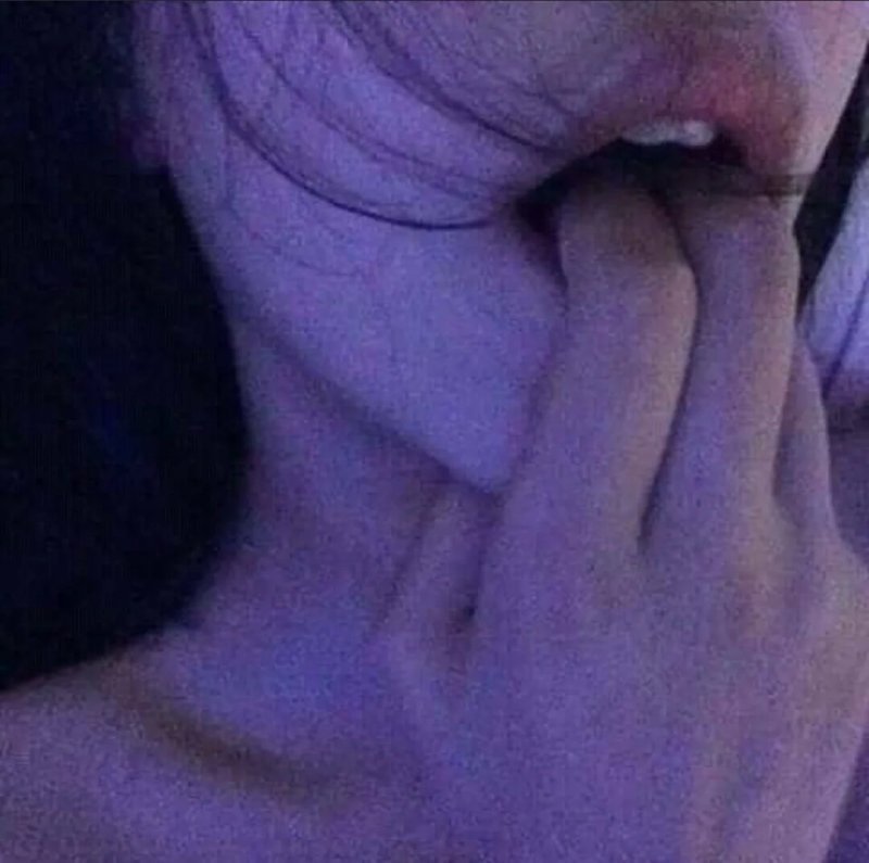 Пальцы в рот