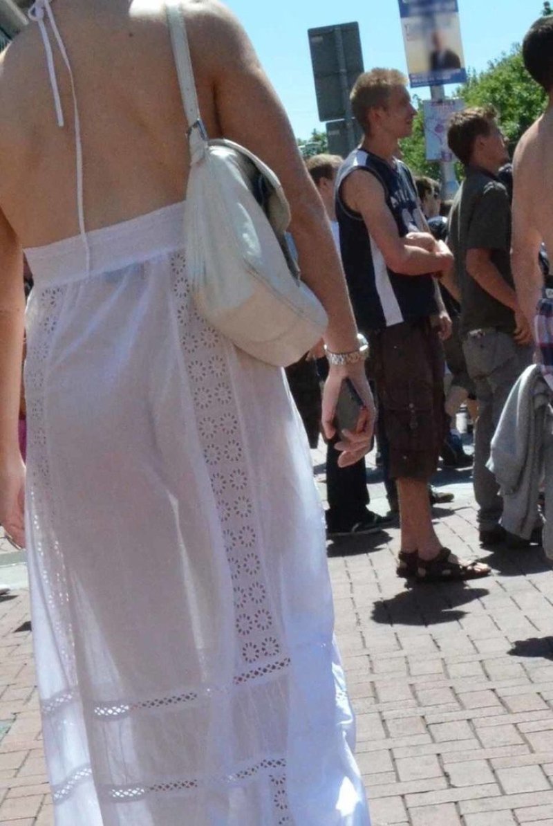 В прозрачной одежде