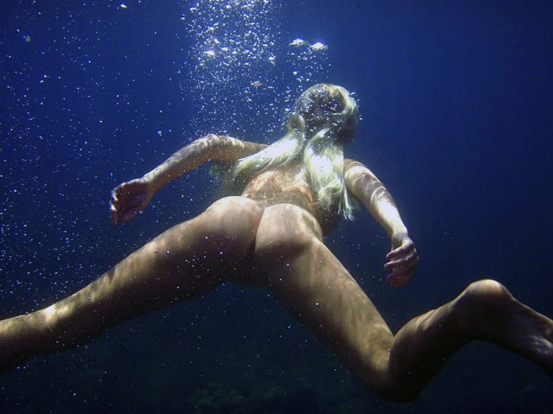 Голые женщины в воде
