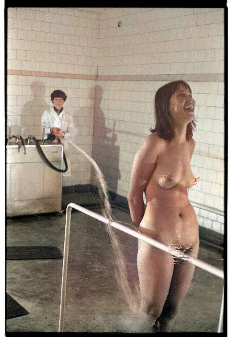 Голые женщины в душе