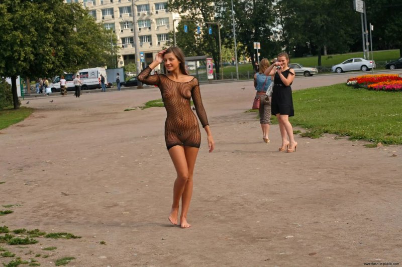 Ходит по улице голая