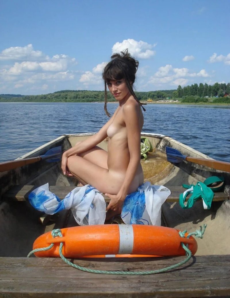 Голые на лодке