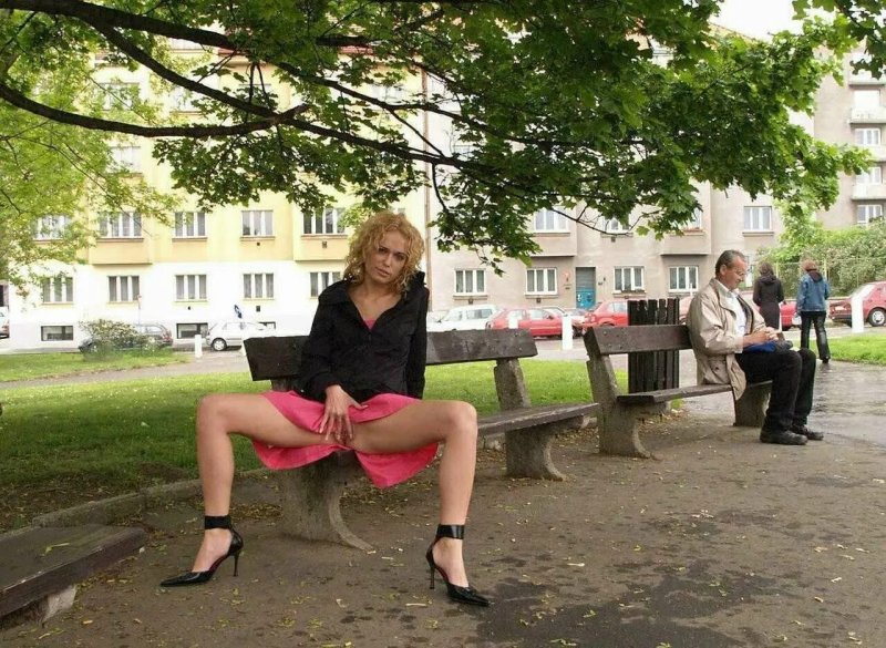 На улице без трусиков