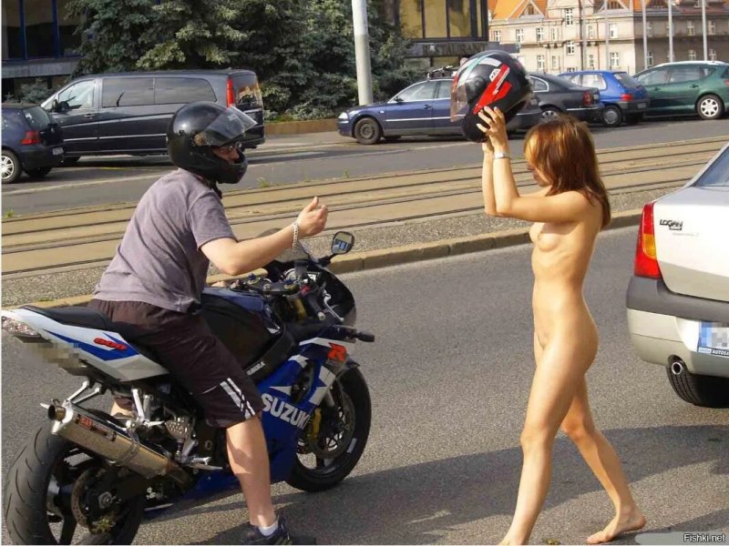 Девушка на мотоцикле без трусов