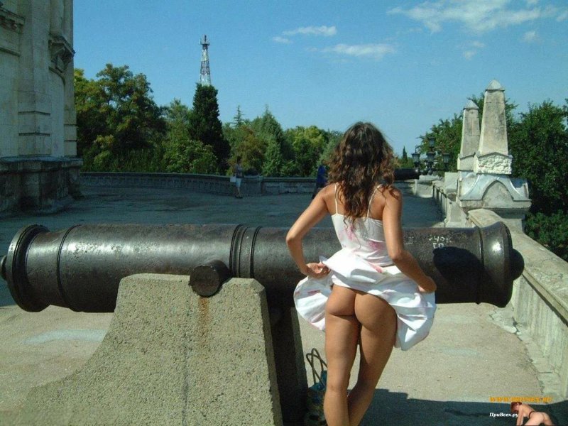 Девушки без трусиков на улице