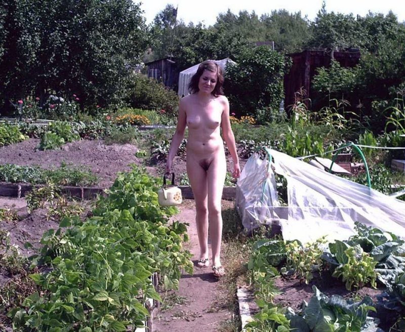 Голые женщины на даче