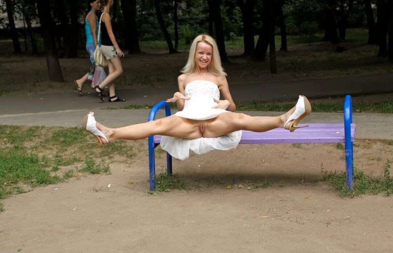 Показала киску на улице