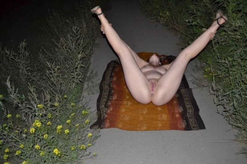 Голые пьяные женщины на улице