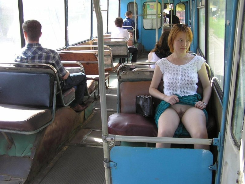 Голые девушки в автобусе