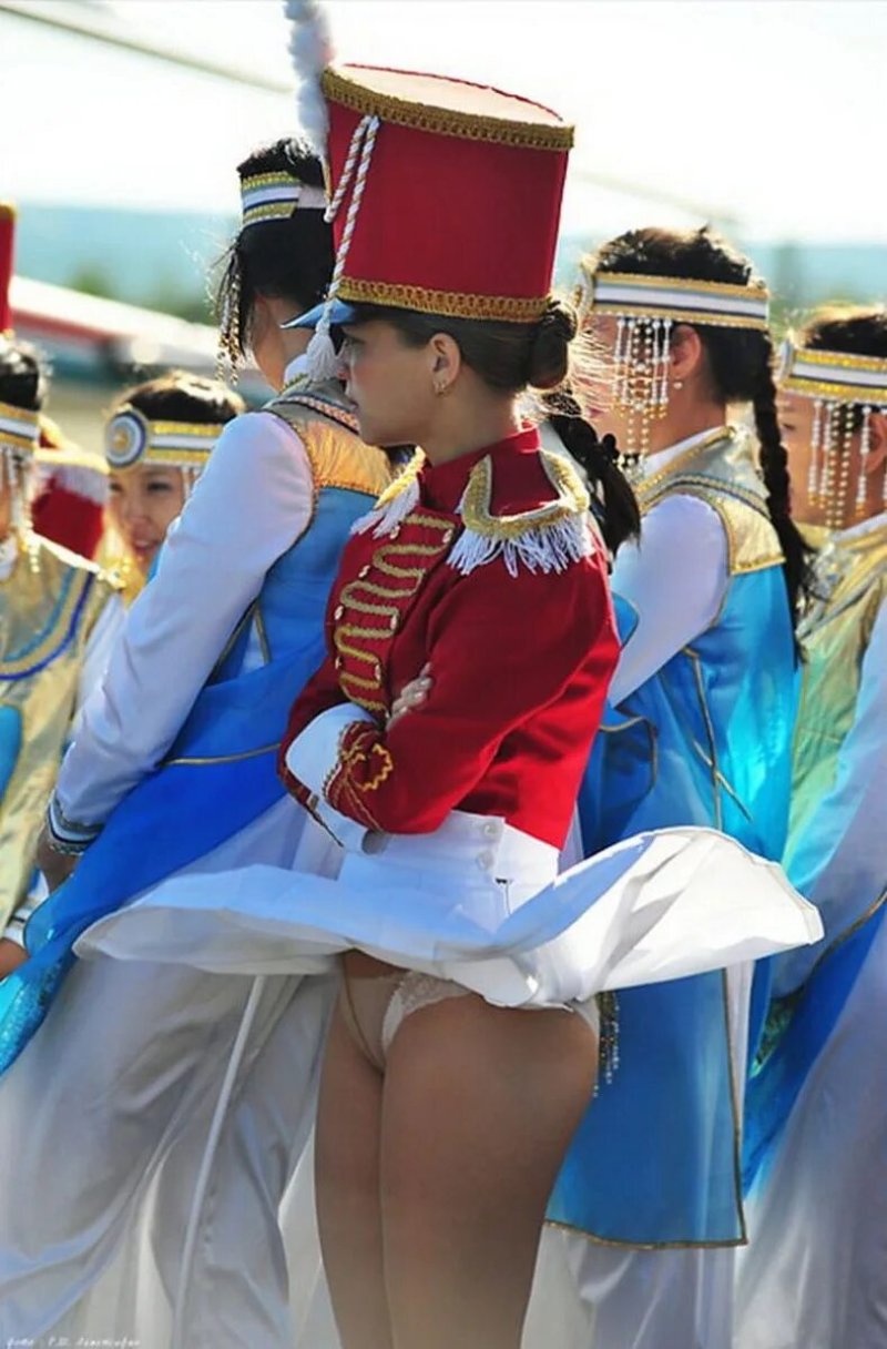 Девочки барабанщицы на параде