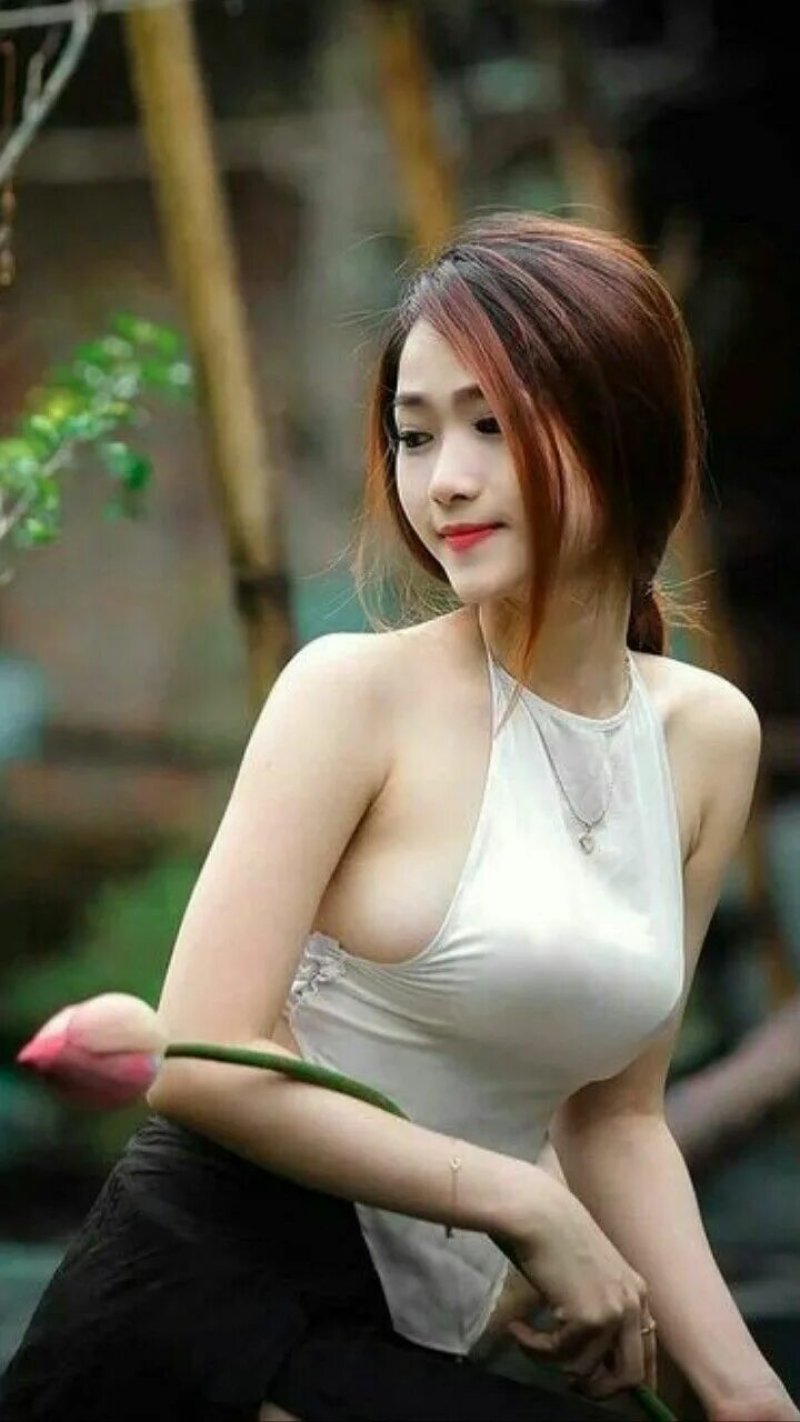 Красивая азиатская девушка