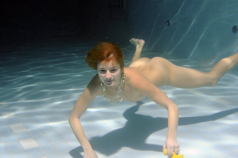 Голые женщины в воде